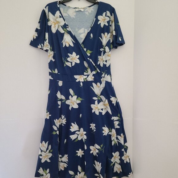 PINUP FASHION FLORAL V-NECK DRESS | BLUE & WHITE | SHORT SLEEVE | SZ 22W - Picture 1 of 14